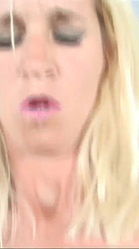 Interraciale porno met totally Tabitha, een sletterige milf met grote parmantige tieten en een platina blondine wordt geneukt door een grote zwarte lul