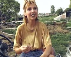 Deutscher hardcore: Vynikající německá holka šuká na farmě
