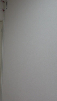 Fete apartament numai în Japonia, o cameră în care servitoarea curăță camera fără sutien, purtând chiloți tanga și șosete
