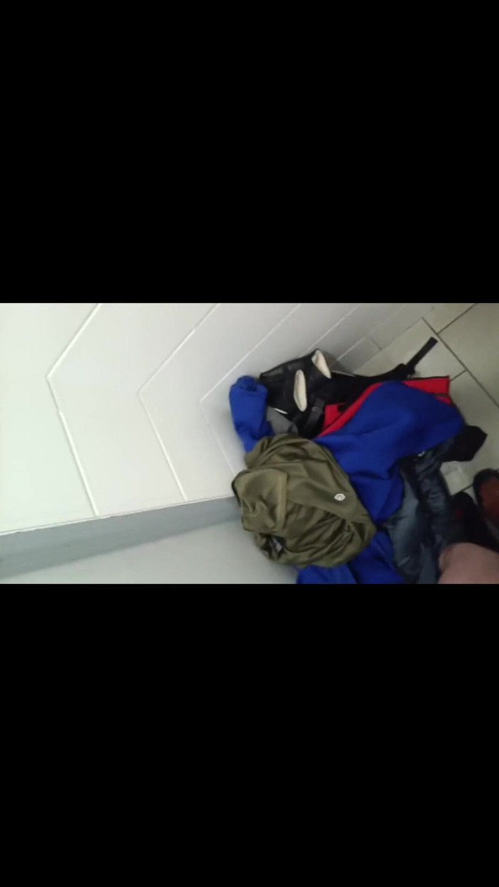 kickerscooter: Een pik aftrekken in een openbaar toilet