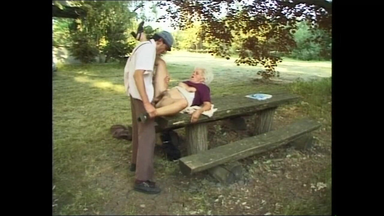 Deutschland porn: सुनहरे बालों वाली कामुक परिपक्व ने बड़े लंड वाले युवक के साथ खुशी से सेक्स किया