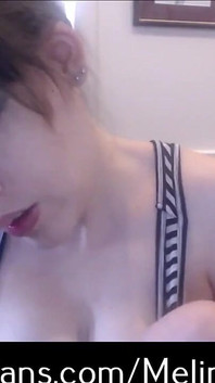 Спокуса цицьками в лаунжі