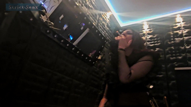 Strict Senz: Lady Zara Il Mio Posacenere Umano in Gabbia Mobili Umani...