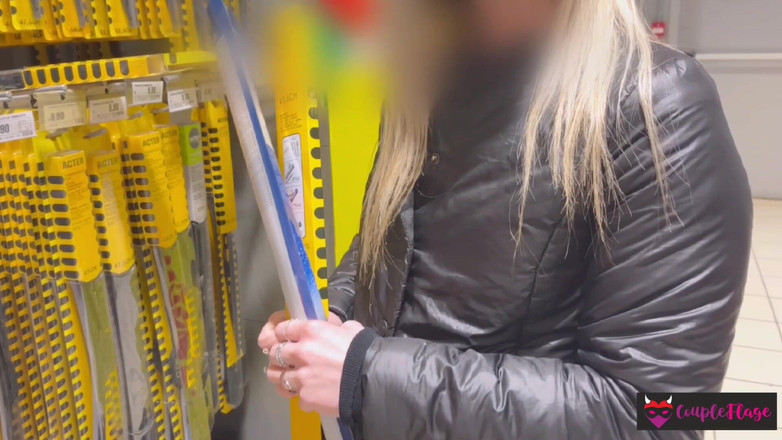 Coupleflage: ショッピングモールで金髪の女性をナンパし、駐車場で仕事をします