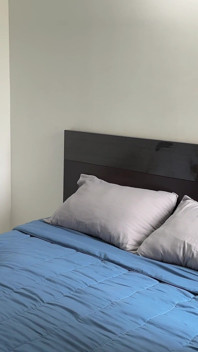 Nu mai sunt camere în hotel? Trebuie să împart patul cu cea mai bună prietenă latino-americană