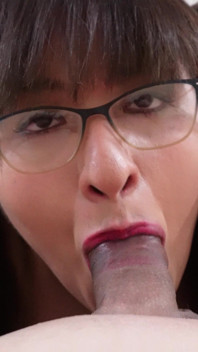 Il tutor nerd succhia il cazzo dello studente