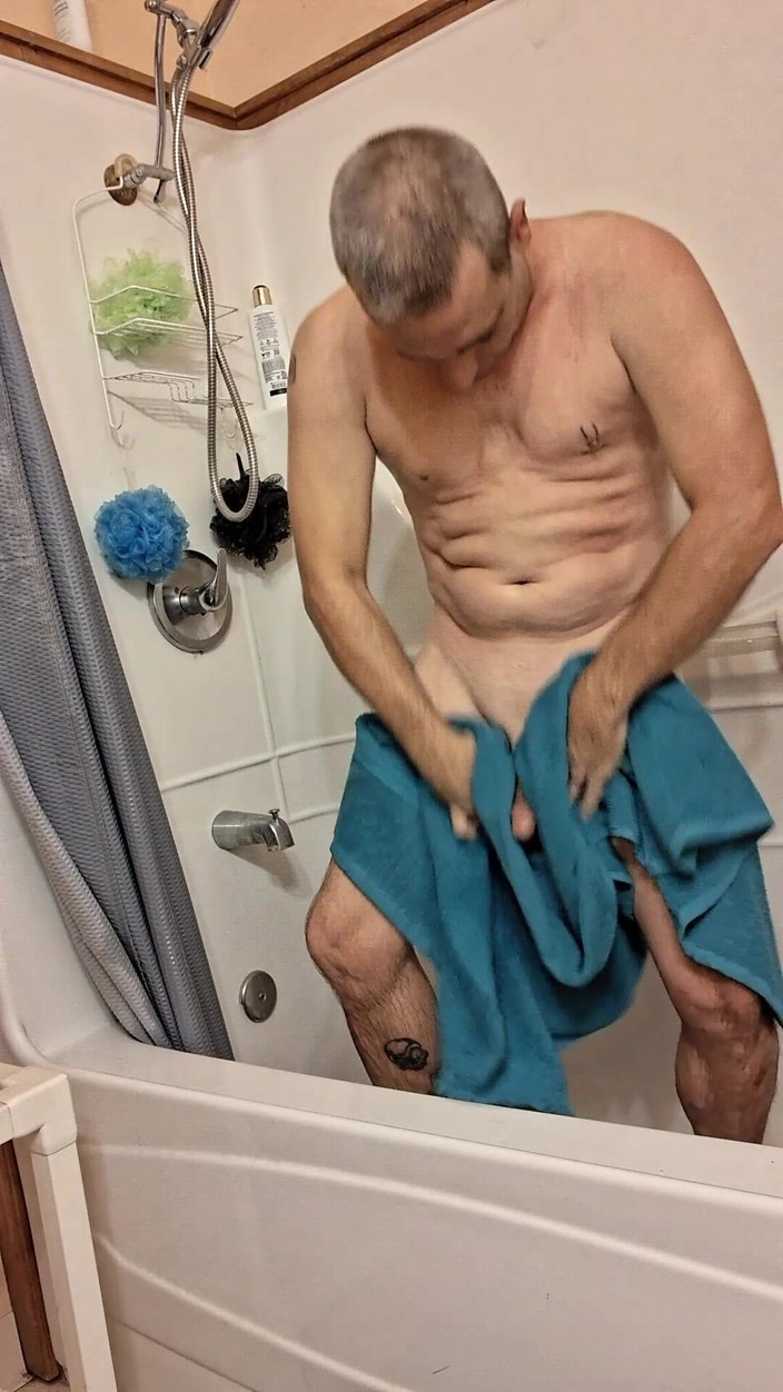 DubeSnackes: Dubesnackes, 시간을 보여주고 비누를 바르고 그의 섹시한 몸을 문지르기.