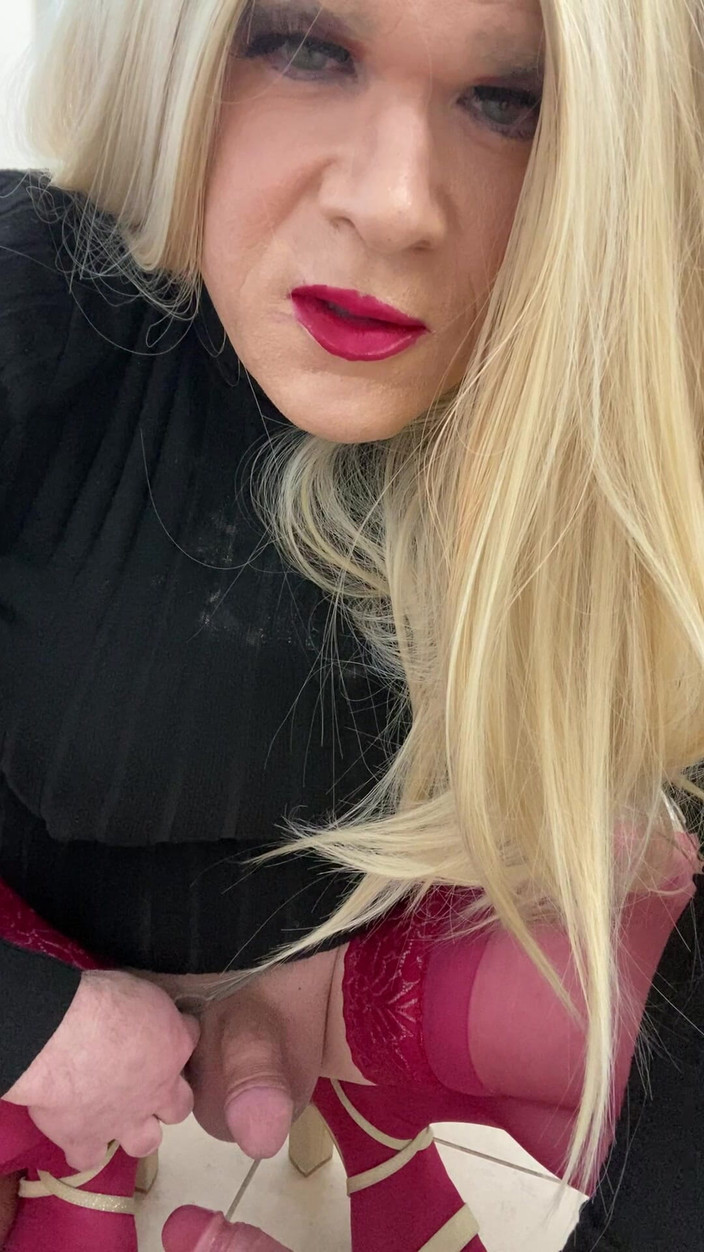 MadisonCD2025: Banci sange ini hampir crot di kontol dan ngobrol sama...