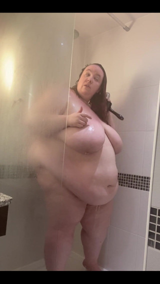 ivygoldpremium: Taking My Shower