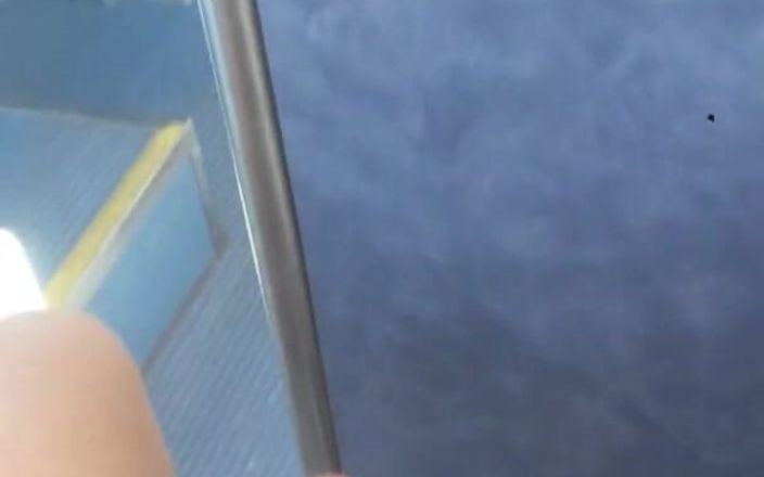 Russie Goodboy: バスでノーカットディックを撫でる