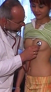 Matura rossa MILF spalancata per esame di speculum