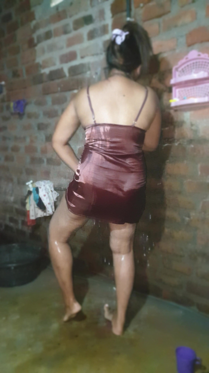 Tiyana: Ateşli evli kadın banyo yapıyor