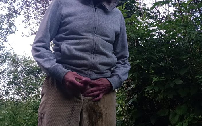 Rockardglans: Pantalon pisse, branlette dans les bois avec des cordes - papa...