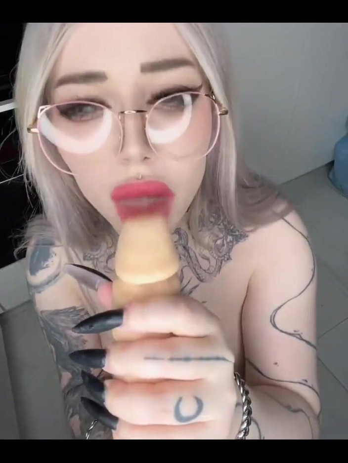 Peachgardens: Moje manželka v domácnosti šuká velkého ptáka, zatímco jsem v práci