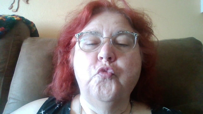 BBW nurse Vicki adventures with friends: 要求拍摄我发出亲吻的噪音并能够观看我做爱的视频