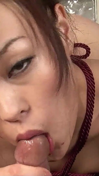 Tatlı Japon genç kız üvey babasına ayakla muamele çekerken filme alındı