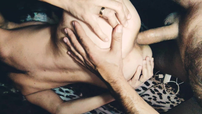 Hotlia: 夫は、妻が交互にアナルでセックスする様子を指摘します。友人のスイング者たち