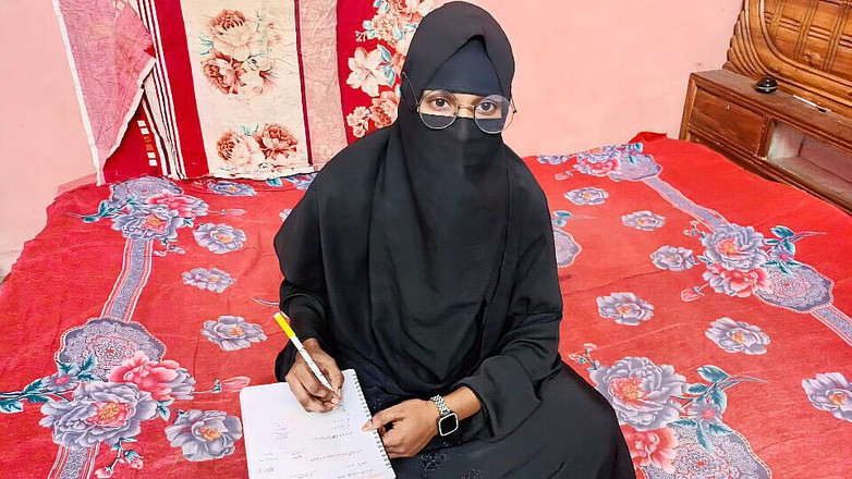 Bdsex24: Bláznivá studentka má sex se svým učitelem, když je dům...