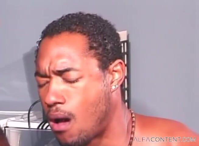 Gay show: Black twink pounding hunks ass