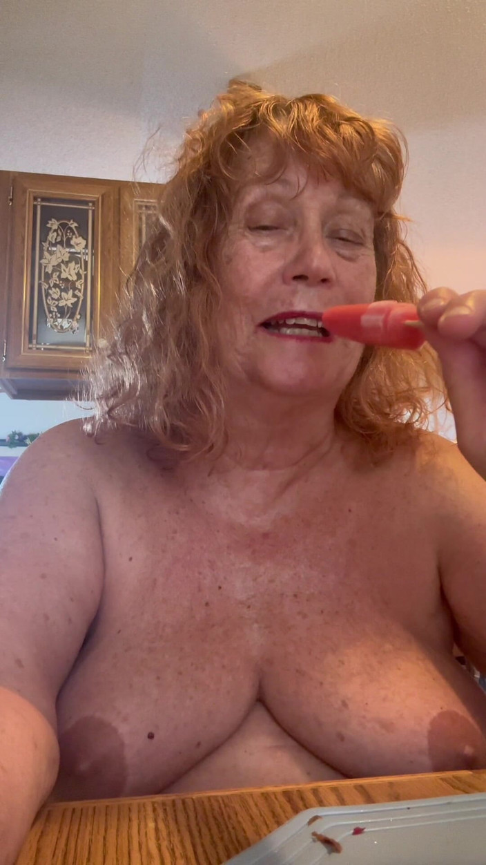 Big Ass 4 U: Тестування моїх навичок смоктання члена на цьому popsicle