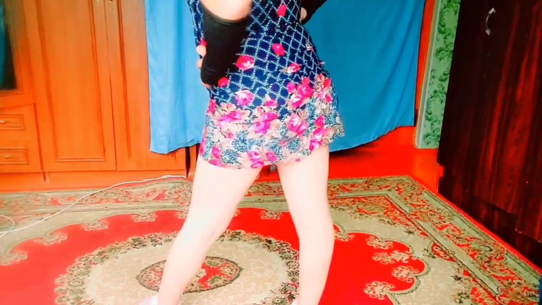 Kitty_Cross: Oszałamiająca maminsynek tańczy zmysłowo pod czerwonym neonem