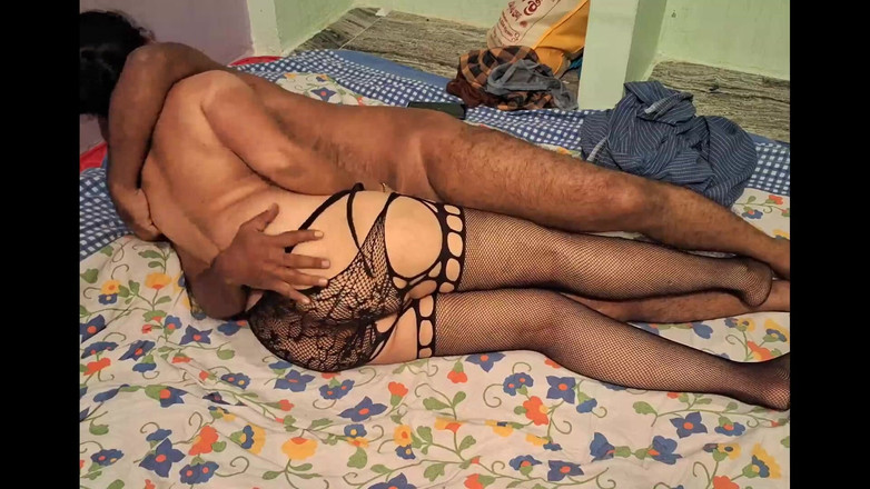 Sexy sindu: Une bhabhi sindu sexy taille une super pipe, sexe