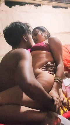 Indiana chamou seu namorado à noite e romanceou muito