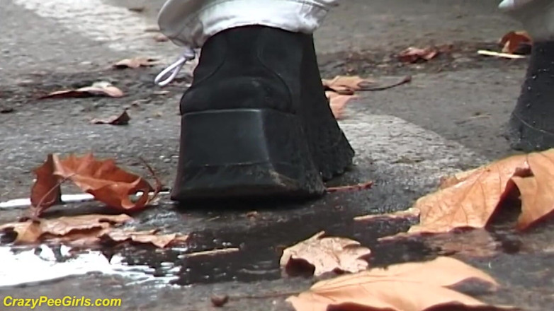 Crazy pee girls: Ragazza fa pipì tra le macchine