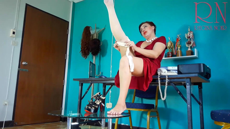 Regina Noir: Séxrétary. Pas de secrétaire en culotte. Essayez des collants blancs...