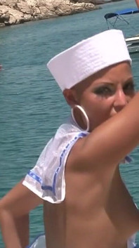 La marinaia tettona si mostra all'aperto in riva al mare
