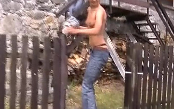Porno kino: Возбужденная рыжая немецкая крошка скачет на двух толстых членах