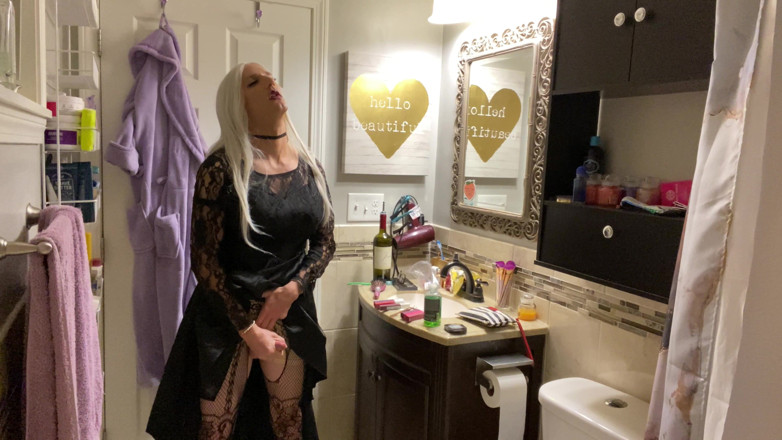 Sissy Bailey Wilde: Emo Crossdresser Memakai palam punggung dan melancap