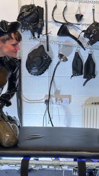 Dvojitá mumifikační škádlení s Mistressae a Slečnou Lilly