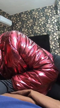 La moglie ninfomane gioca con la sua tuta a cammello e si mette un po' di sperma sul suo piumino rosso Shinny 230
