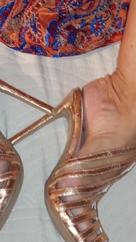 Selenas Füße verehren und posieren in High Heels