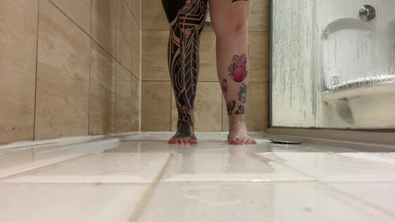 Miss Valentina: Duschende füße ansicht