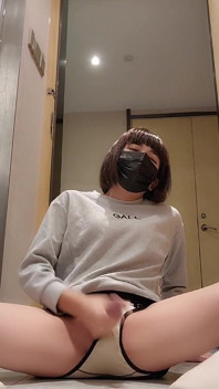 Transsexual Ting Xuan abre a porta do hotel e se masturba