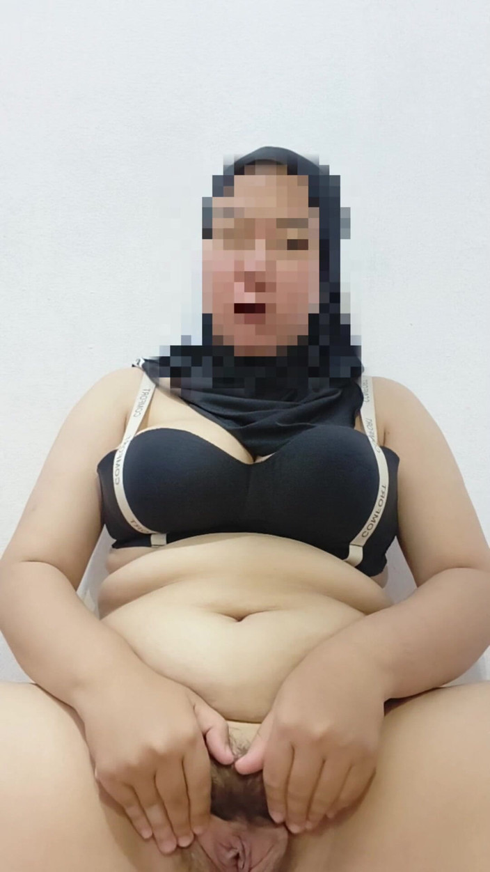 Vaginabig88: Adik ipar saya sangat kesunyi di ruang tamu