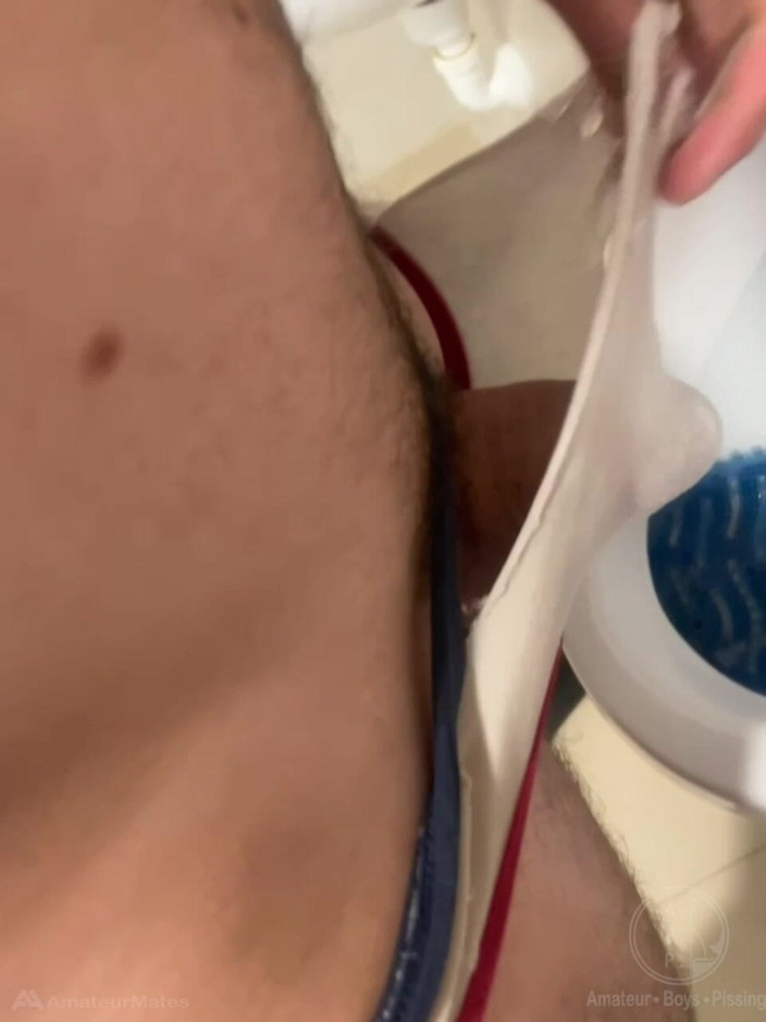 AmateurBoysPissing: 2 Rapazes Jovens Se Divertindo No Mictório Dos Banheiros Públicos...