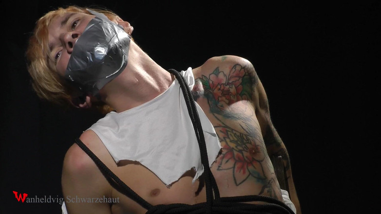 Wanheldvig: Nicky trhá oblečení a lechtá