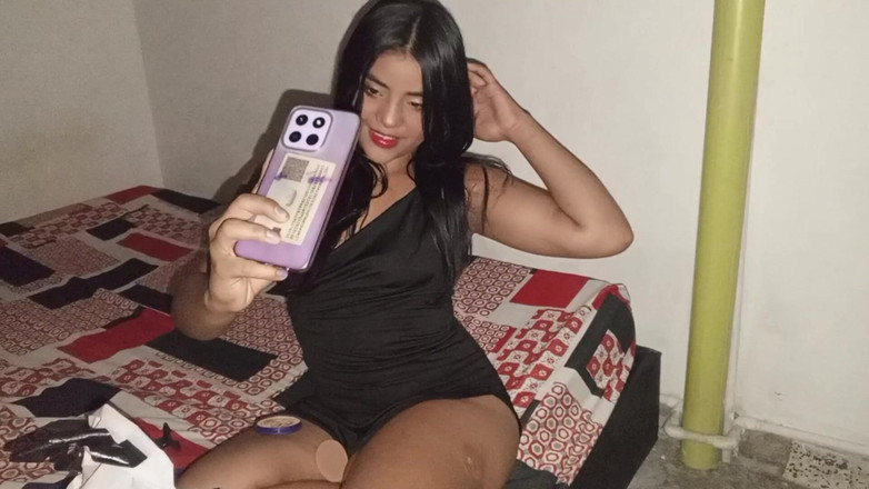 NatalyGirl: Frumoasa brunetă din Columbia îi trimite fotografii cu vaginul ei iubitului...