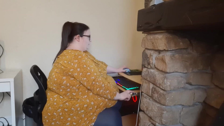 SSBBWLadyBrads: 職場で一番太った女の子が奮闘
