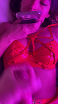 Red Latex Ignore le nettoyage de sperme avec des Latina Mianins