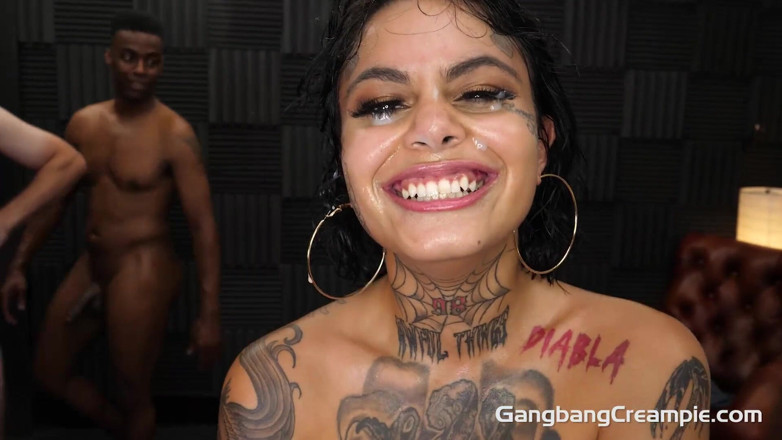 Aziani: Genevieve Havin' un gran gangbang