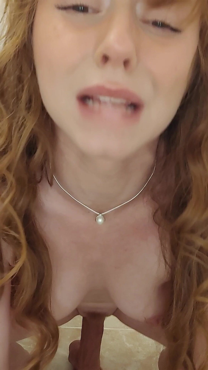 MandyFrizzle: Rothaarige reitet ein großes spielzeug