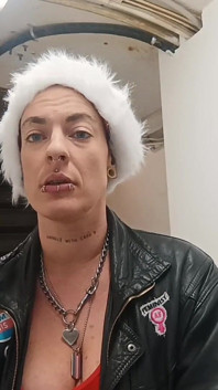 Santa Claus chčije na Bibli