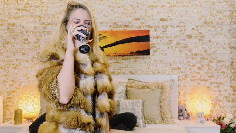 Erotic Tanya: Chcaní a prdy v kožešině