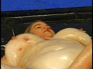 Girls Download Porn: Obrovská blonďatá bbw naolejovaná a s hračkou