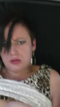 Une MILF française se fait baiser dans une voiture par son demi-frère pendant que son copain conduit