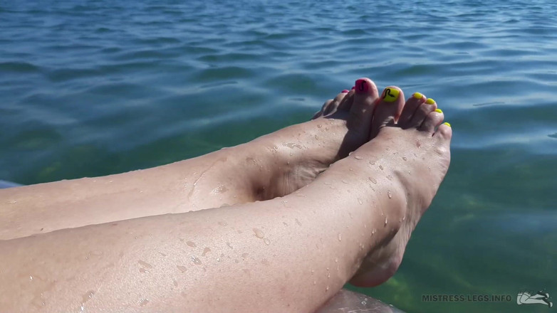 Mistress Legs: Kaki dan kaki telanjang seksi di laut